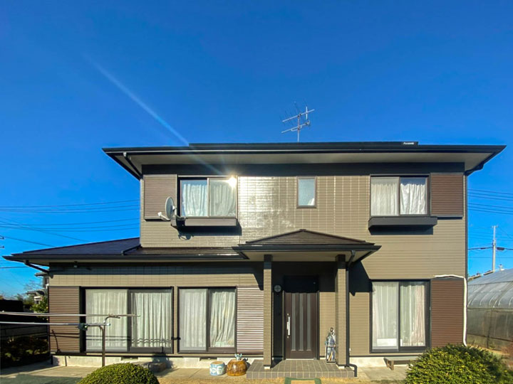 外壁は、紫外線や雨風に強い教鞭な塗膜性能に加え、塗膜の劣化を抑制します。親水状態の塗膜に付着した汚れは雨と一緒に洗い流され壁の美観を守ります。