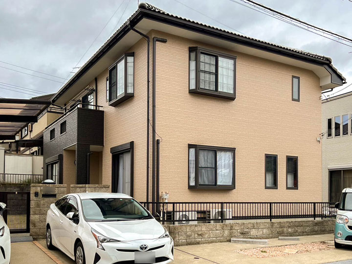 外壁は、フッ素樹脂に匹敵する耐候性能を実現し塗装後の美しい仕上りを永く保ちます。超低汚染性を維持しつつ柔軟性がありヒビ割れリスクを軽減します。