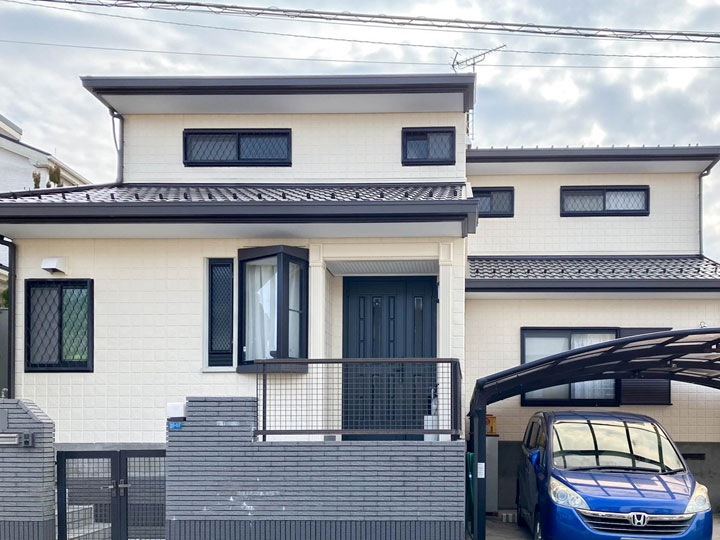 外壁は、蓄熱性の高い部材は塗料の劣化を早めるため、フッ素樹脂塗料をしのぐ耐候性が建物の美観を長期にわたり維持し保護します。