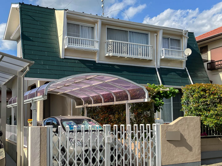 屋根は、雨や紫外線の影響を強く受け建物の中で最も厳しい環境にさらされる為、撥水性・耐久性・耐候性の高い塗料で大切な家を守ります。