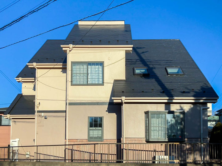 屋根は、高温・多湿・高紫外線などの厳しい自然環境に耐える塗料を使用しており、塗膜の劣化抑制に威力を発揮します。