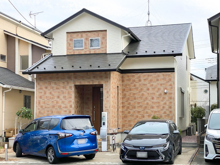 外壁は、耐候性の高い塗料を使用し、建物の美観を長期にわたり維持し保護します。またカビや藻の発生の原因となる汚染物質の付着を抑制します。