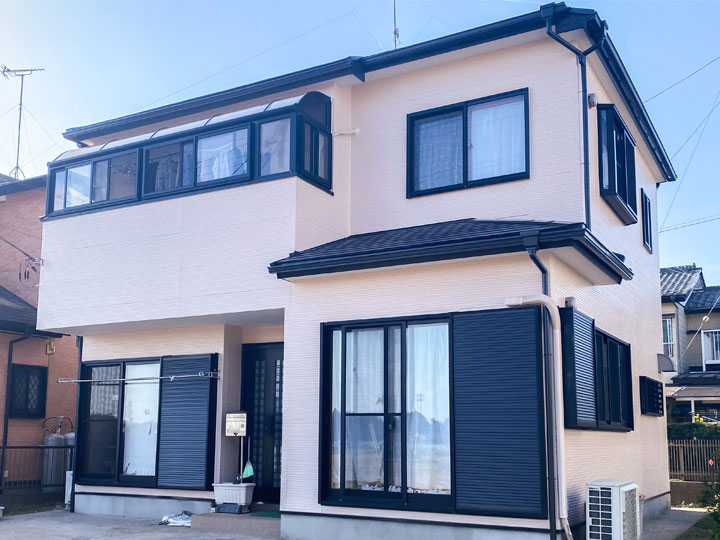 外壁は、柔軟性に優れた塗膜によりヒビ割れリスクを軽減します。屋根は耐候性が非常に高く紫外線による劣化抑制に威力を発揮します。