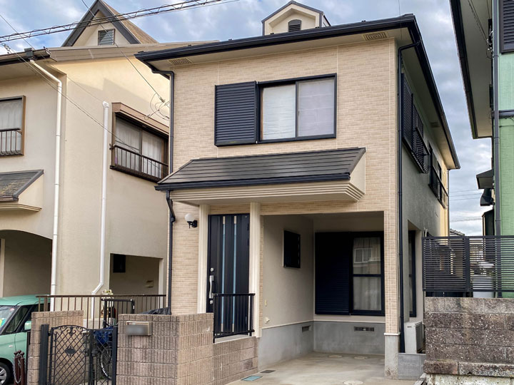 外壁は、透湿性の高い塗料で雨などの水滴は通さずに水蒸気を逃す性質を持ちます。親水性の向上で雨水で汚れが落ちやすくなっています。