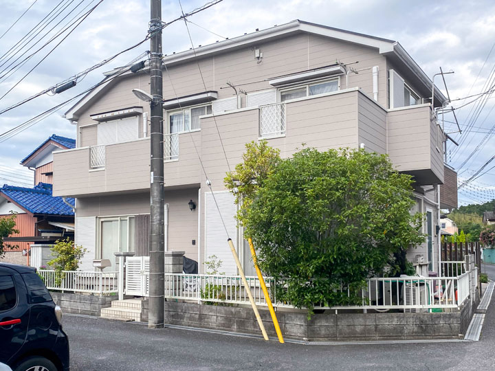 外壁は、無機の有する艶消しの自然な風合いで落ち着いたしっくい調に仕上がります。吸水防止性と撥水性でカビや汚れの付着を抑え、長期にわたり美観を維持します。