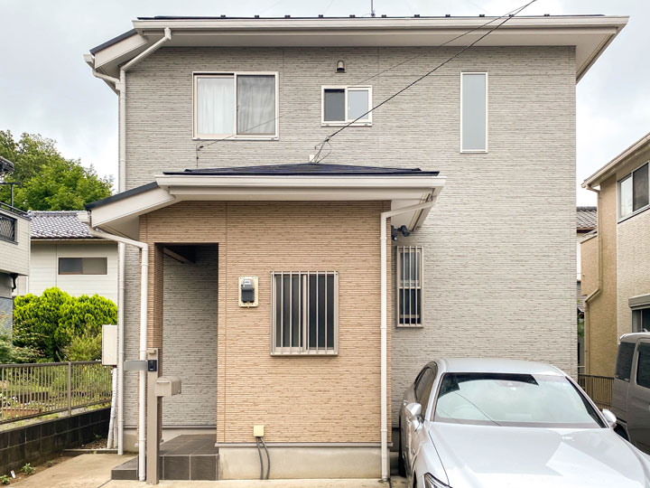 外壁は、表面に付着した汚れを雨が浮かせて流し落とすことができます。また防カビ・防藻性がありカビや藻の発生を抑制し、住宅の外観を長期間清潔に美しく保つ事ができます