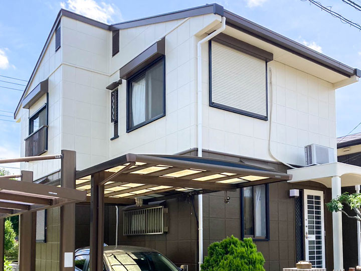 外壁は、鮮やかな色の調色が可能で下地に対応できる柔軟性とガラス並みの硬度で耐候性に優れています。