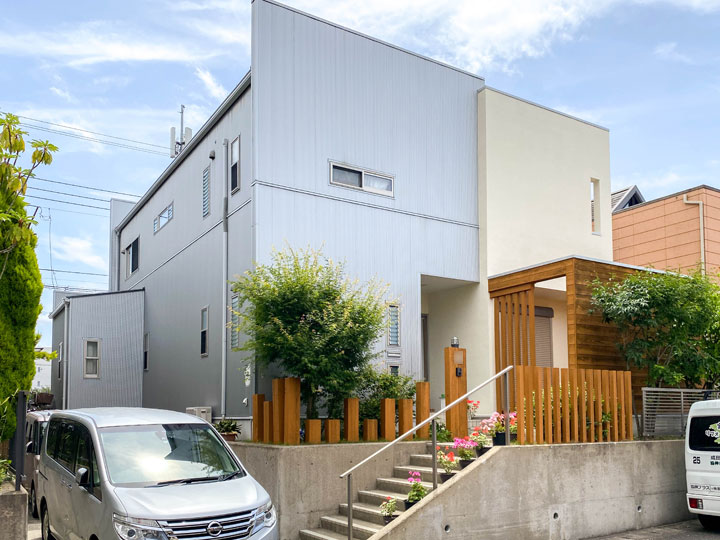 外壁は、親水性の高い無機の塗膜が汚染物質を寄せ付けず、雨水で汚れを落とす特性を持ちます。防カビ・防藻性を有しカビや藻の発生を抑制します。