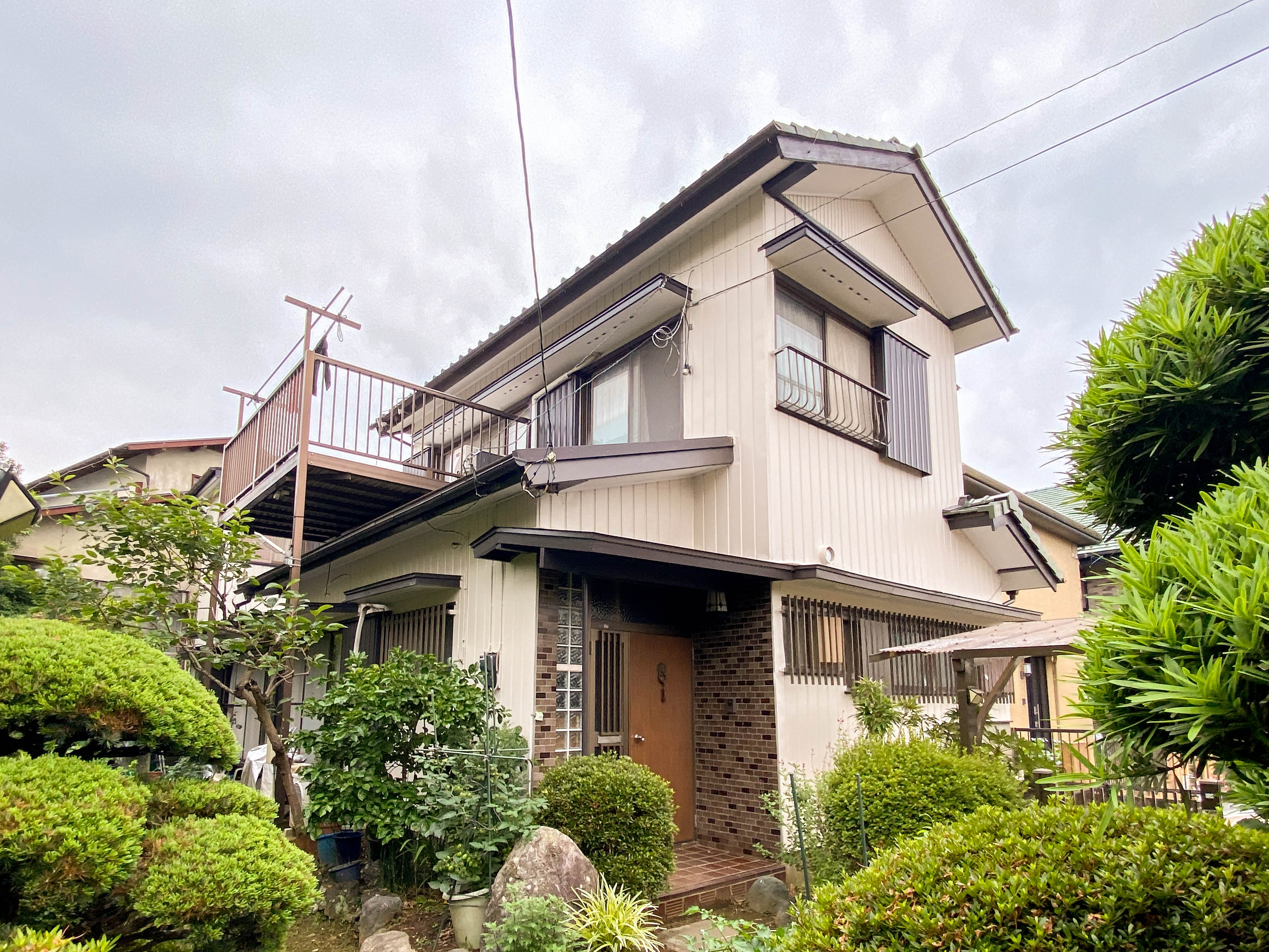 外壁は、透湿性に優れ乾燥後の塗膜は水蒸気を通しますが水分は通しません。自然の調湿機能を有し、建物にも優しい塗料を使用しています。