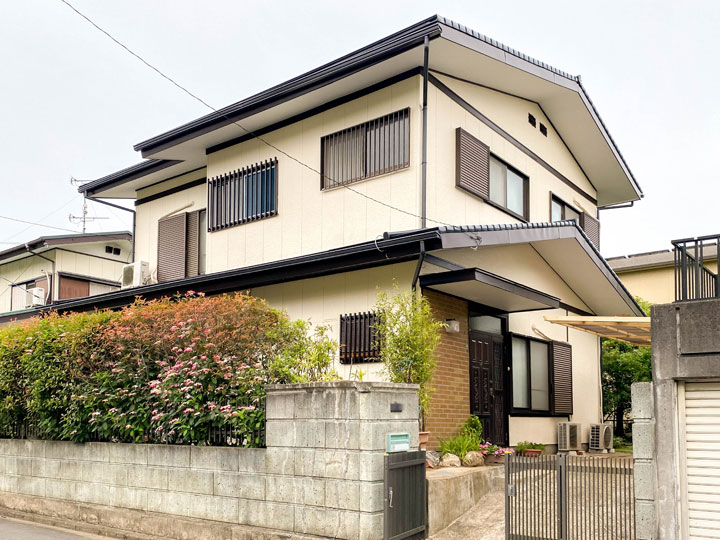 外壁は、静電気を帯びにくく水となじみやすい塗膜を形成することにより、汚れ強く埃や塵が付着しても雨水で流れ落ちやすくなっています。