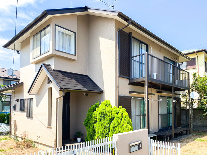 外壁は、耐久性の良い塗料を選ぶことで紫外線による塗膜の劣化を防ぎ、長期間の保護が可能になり、長い目で見るとトータルコスト低減につながります。