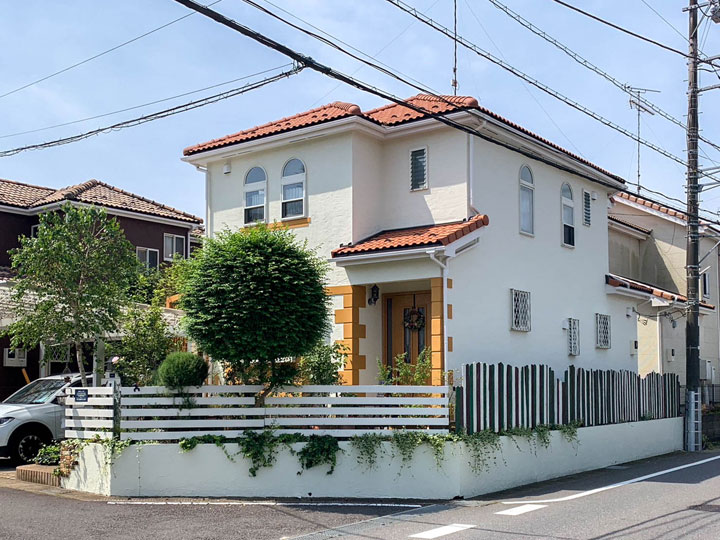 外壁は、無機の有する艶消しの自然な風合いしっくい調の仕上りで汚れがつきにくく、環境に優しい水性、低臭タイプの塗料を使用しています。