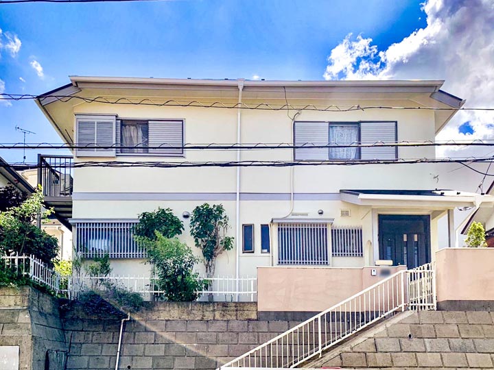 屋根は、優れた浸透力で素地にクサビ効果を発生し高い密着性を発揮します。刺激臭も少なく環境に優しい塗料です。