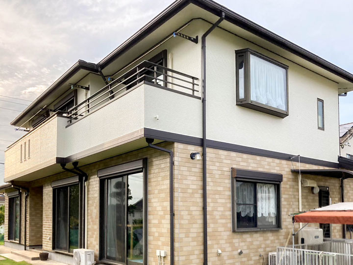 屋根はカバー工法で、軽量な屋根材を使っているため耐久性に優れており地震の揺れを軽減します。防火性能にも優れ、熱を和らげ雨音を抑える快適構造です。