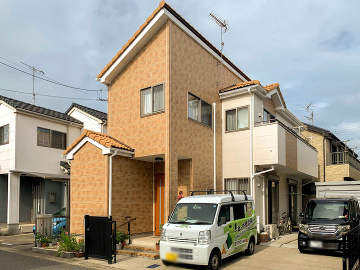 外壁は、表面に付着した汚れを雨が浮かせて流すことができます。防カビ・防藻性があり嫌なカビ菌や藻の発生を長期間にわたり抑制することができます。