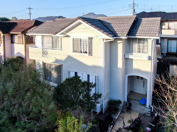 外壁は落ち着いたしっくい調に仕上がり、吸水防止性と撥水性でかびや汚れの付着を抑え美観を維持します。