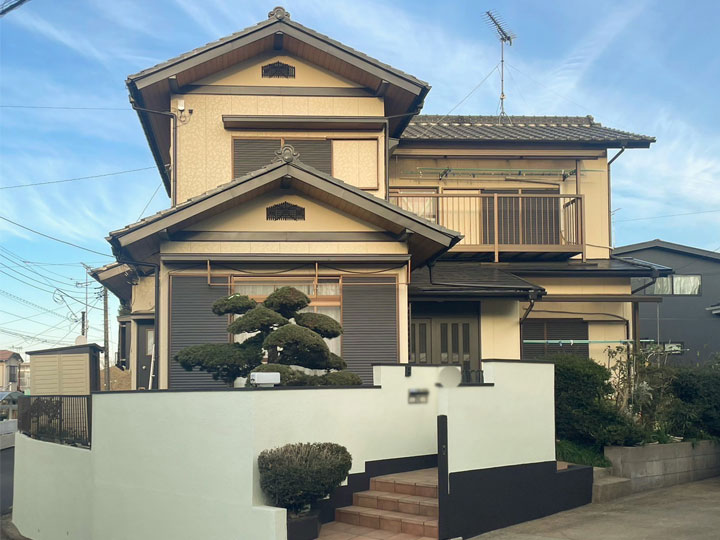 外壁は、吸水防止性と撥水性でカビや汚れの付着をおさえ、長期にわたり維持し保護します。汚れやすいレンジフード下も綺麗な状態を維持しています。