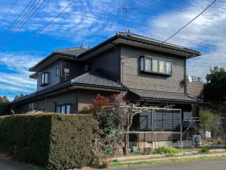 外壁は、鮮やかな色の調色が可能で柔軟性とガラス並みの硬度を持ち、紫外線に強く従来のフッ素樹脂よりも耐候性に優れています。