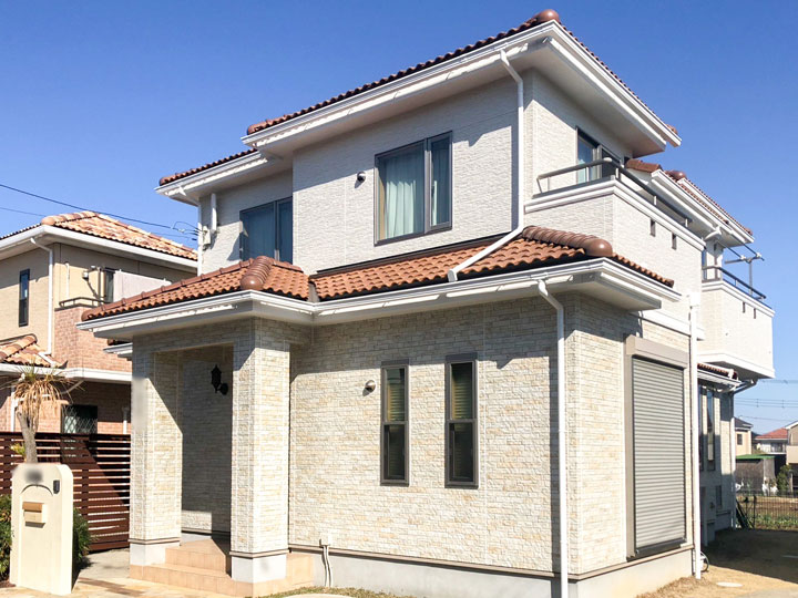 外壁は紫外線、雨、風、塩害に強い耐候性、耐汚染性、光沢性により住まいの美しさを保ちます。