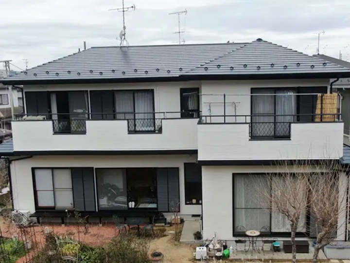 屋根の変色、外壁のチョーキングが発生しておりました。