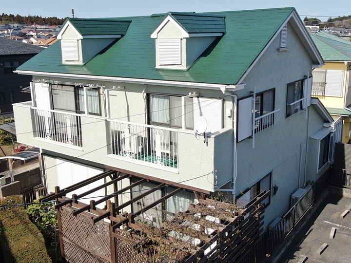 屋根、外壁に色褪せやひび割れがありました。