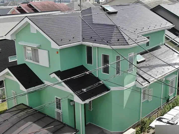 塗膜の劣化や色あせ、ひび割れや剥がれがありましたが、色にもこだわって新築のような仕上がりとなりました。