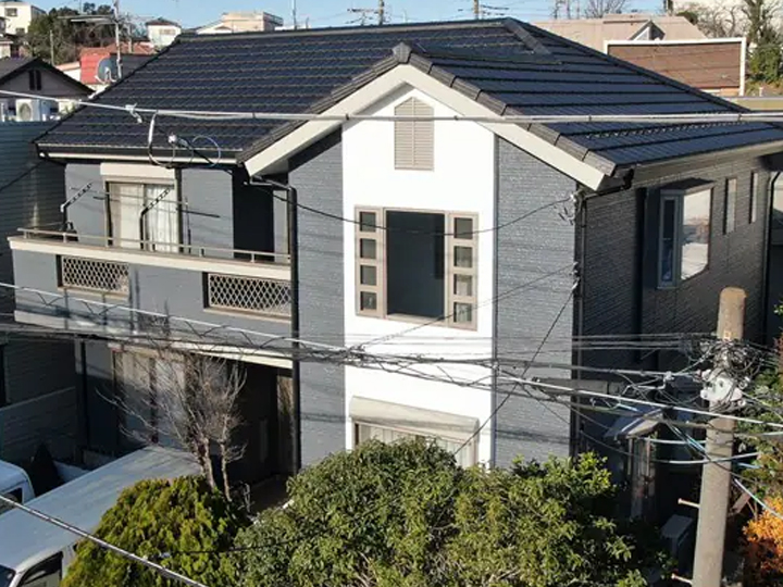 屋根、外壁の色褪せ、ひび割れ、剝がれがありました。