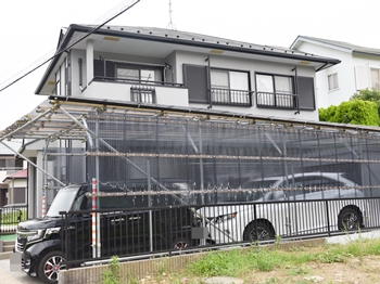 外壁に使用した塗装は、雨などでできる、雨筋汚れを抑制します。シルクのような、しっとりとしたシックな仕上がりになりました。