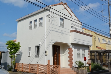 微細突起構造と表面の疎水特性により、塗膜表面についた水はガラスビーズのように丸まって水滴となり泥などの異物を絡めとりながら転がり落ちることで長きにわたり美観を保ちます。