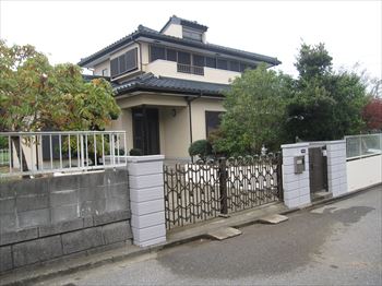 見積もりの際、2階の屋根にも上がり細かく調査し写真を撮る等、対応が非常に良かったです。