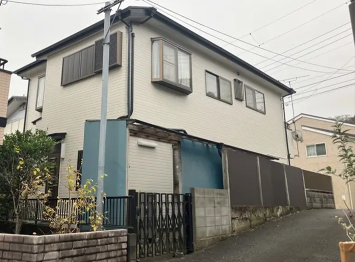 屋根・壁・付帯部の塗装と補修で綺麗になりました。