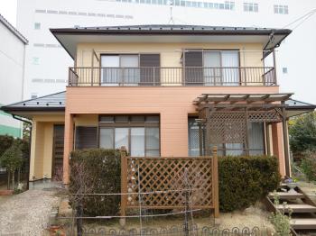 カラーシミュレーションで、お家のイメージ作成を行いました。１トーンから２トーンに塗り替えて、暖かいイメージに仕上がりました。