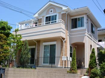 光触媒のセルフクリーニング機能で、外壁の汚れを雨で洗い流します。