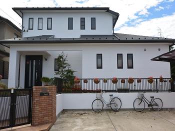 光触媒の分解力で、付いてしまった汚れを分解し雨と一緒に洗い流します。