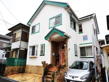 ちりやホコリの吸着を抑え、付いてしまった油汚れを分解し、雨と一緒に洗い流します。