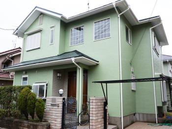 伸縮性が高く、水の浸入を抑える防水塗料で外壁を塗装しました。