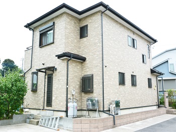 ワンランク上のプレミアム無機塗料で、光沢の保持や低汚染による塗膜の持続を実現しました。