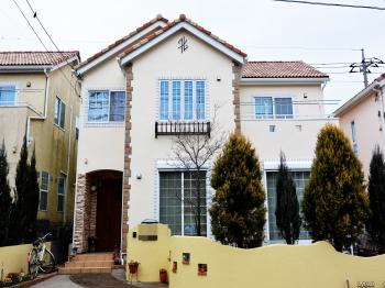 ちり・ホコリの吸着を抑え、油汚れなどを分解し、雨の力で洗い流します。