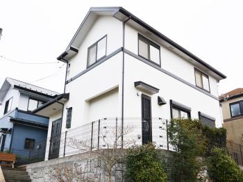 外壁は５回塗り、屋根は４回塗りを行いました。黒ずんでいたお家がお城のように明るくなりました。