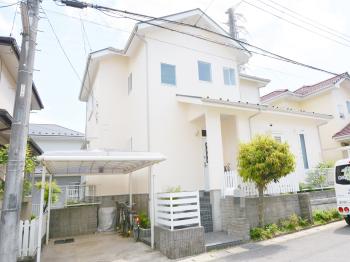 外壁の下塗りを２回行い、素地の回復をします。破風板や濡れ縁は傷んでいた既存塗膜を撤去してから塗布しました。