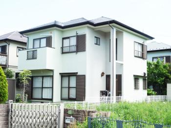 ヒビ割れは雨漏りの原因にもつながります。１つ１つを丁寧に補修し、新築同様に仕上げました。