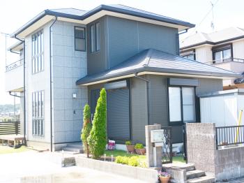 ヒビ割れ、汚れ、色あせ、コケなど、お客様の不安を全て解消しました。ご依頼いただきありがとうございます。