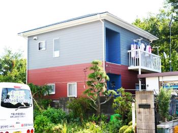 外壁は普及率が最も高いシリコン塗料、屋根は紫外線を効率よく反射させる遮熱塗料で施工しました。
