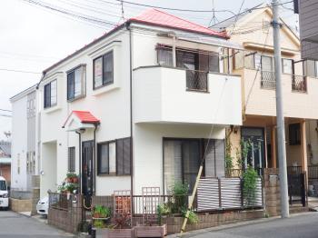 汚れにくい外壁塗料仕様。屋根は長期間、退色を抑止する高耐候性を発揮する塗料です。