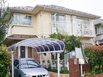 汚れに強い塗料で外壁を仕上げ、紫外線に強い塗料で屋根を仕上げました。落ち着いた色バランスで完了です。