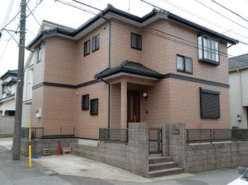 UVプロテクトクリヤーは、高意匠サイディングボードの模様を、そのまま長期に美しく保ちます。また、紫外線吸収剤の働きで色あせを最小限におさえます。