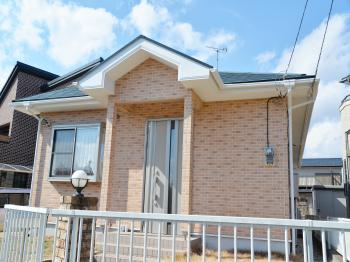 ＵＶアクアコートは、紫外線に対する耐性に「優れるフッ素樹脂」を用います。塗膜劣化がしづらく、白化現象や色あせを抑えます。