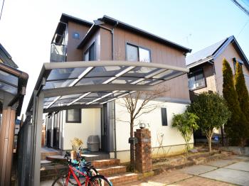 長期間退色を仰止し、高耐候性を発揮する屋根塗料。チタン系黒色遮熱顔料により近赤外線領域の波長を反射します。