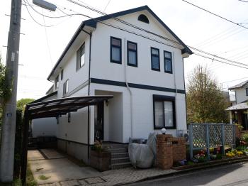 お悩みは【汚れ】。今回ご提案させて頂いたのが【外壁が汚れにくくなる】防藻の塗料です。