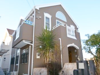 独自の風合いを活かした外壁に変身！汚れにくくなり、耐候性も向上させました。